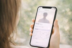 アプリをみる女性