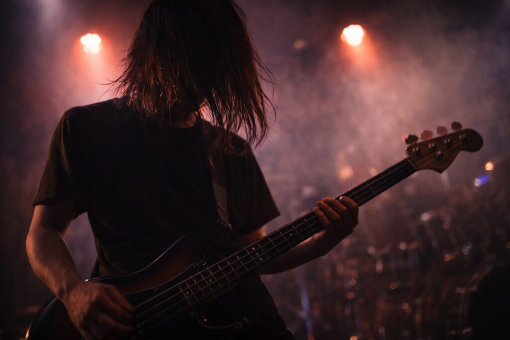 顔が隠れているバンドマン